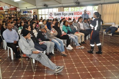 Atividade com a ambulância do SAMU: Escola Estadual Martin Cipriyen 24/05/2018 