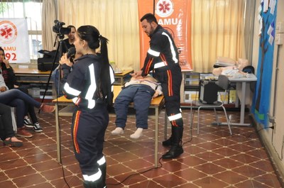 Atividade com a ambulância do SAMU: Escola Estadual Martin Cipriyen 24/05/2018 