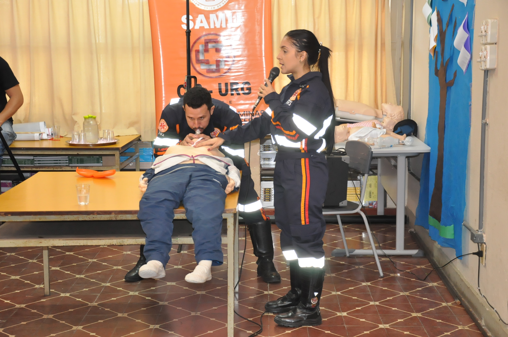 Atividade com a ambulância do SAMU: Escola Estadual Martin Cipriyen 24/05/2018 