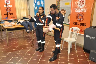 Atividade com a ambulância do SAMU: Escola Estadual Martin Cipriyen 24/05/2018 