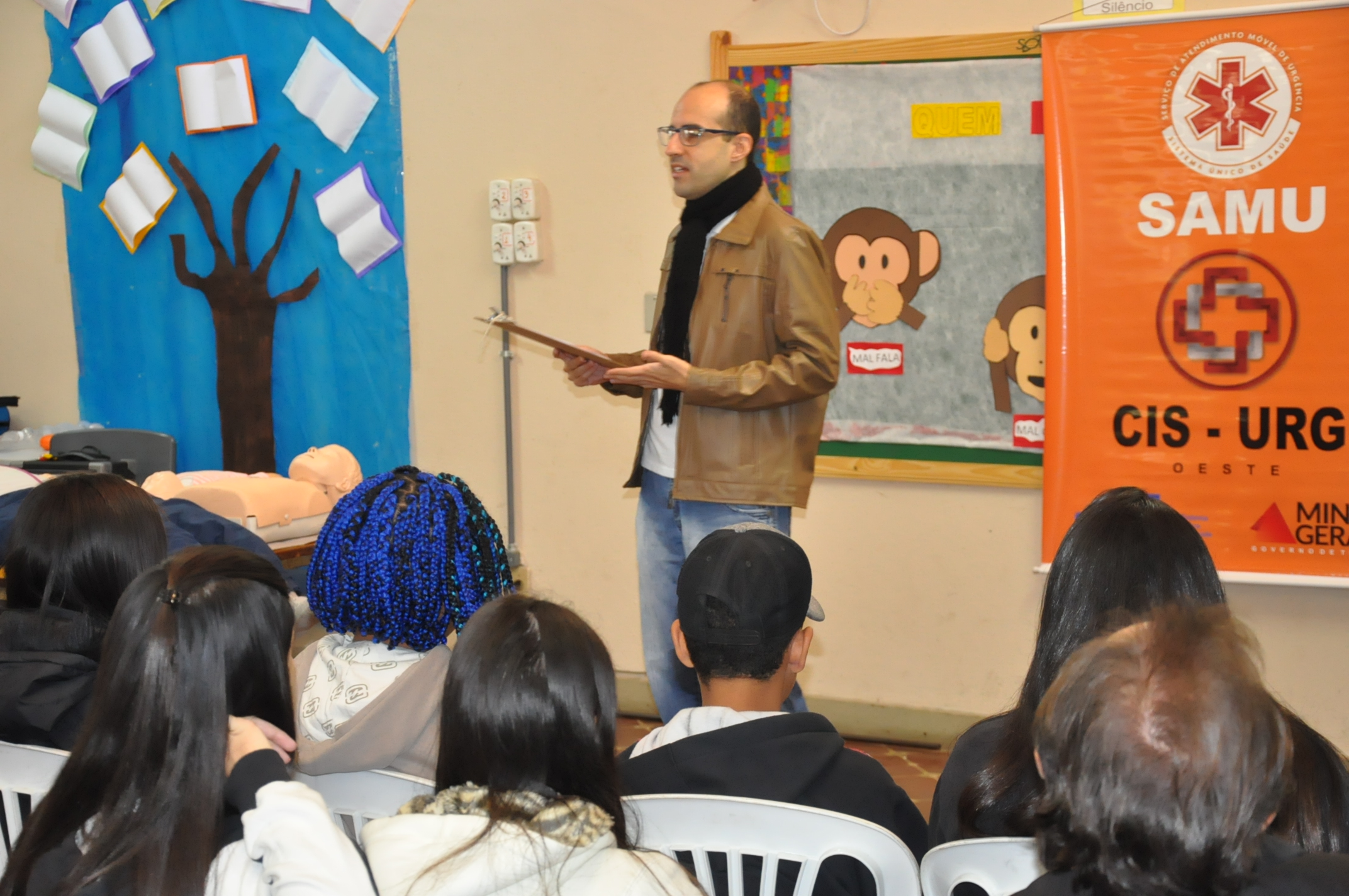 Atividade com a ambulância do SAMU: Escola Estadual Martin Cipriyen 24/05/2018 