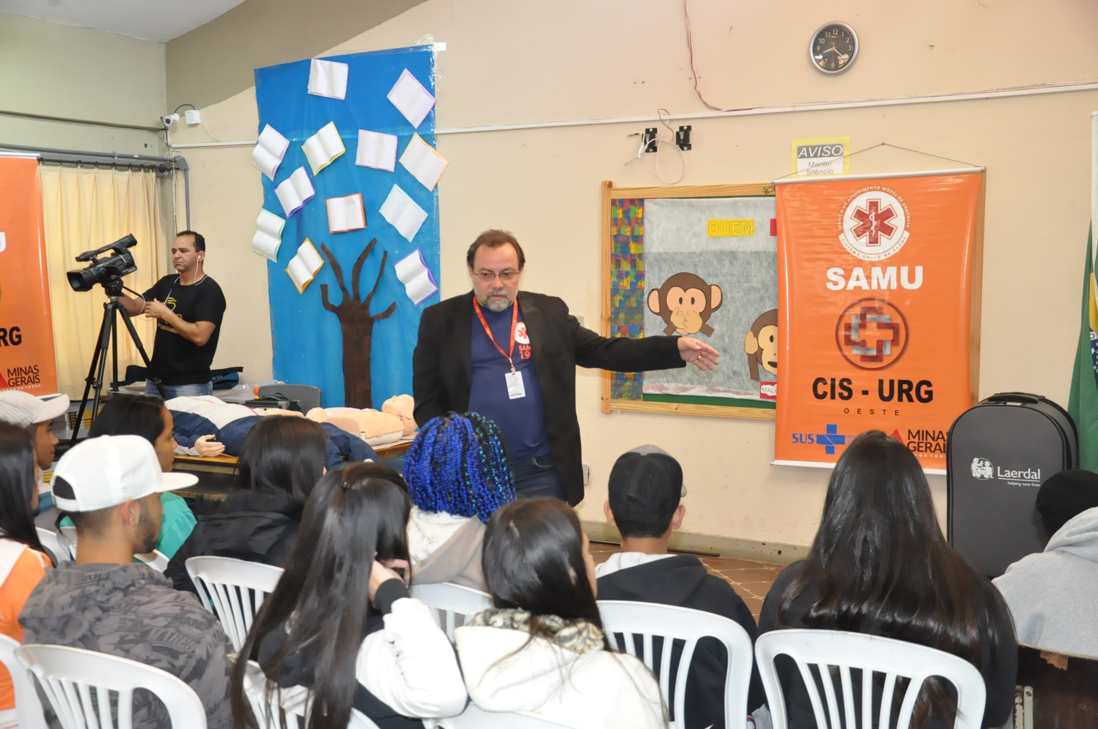 Atividade com a ambulância do SAMU: Escola Estadual Martin Cipriyen 24/05/2018 