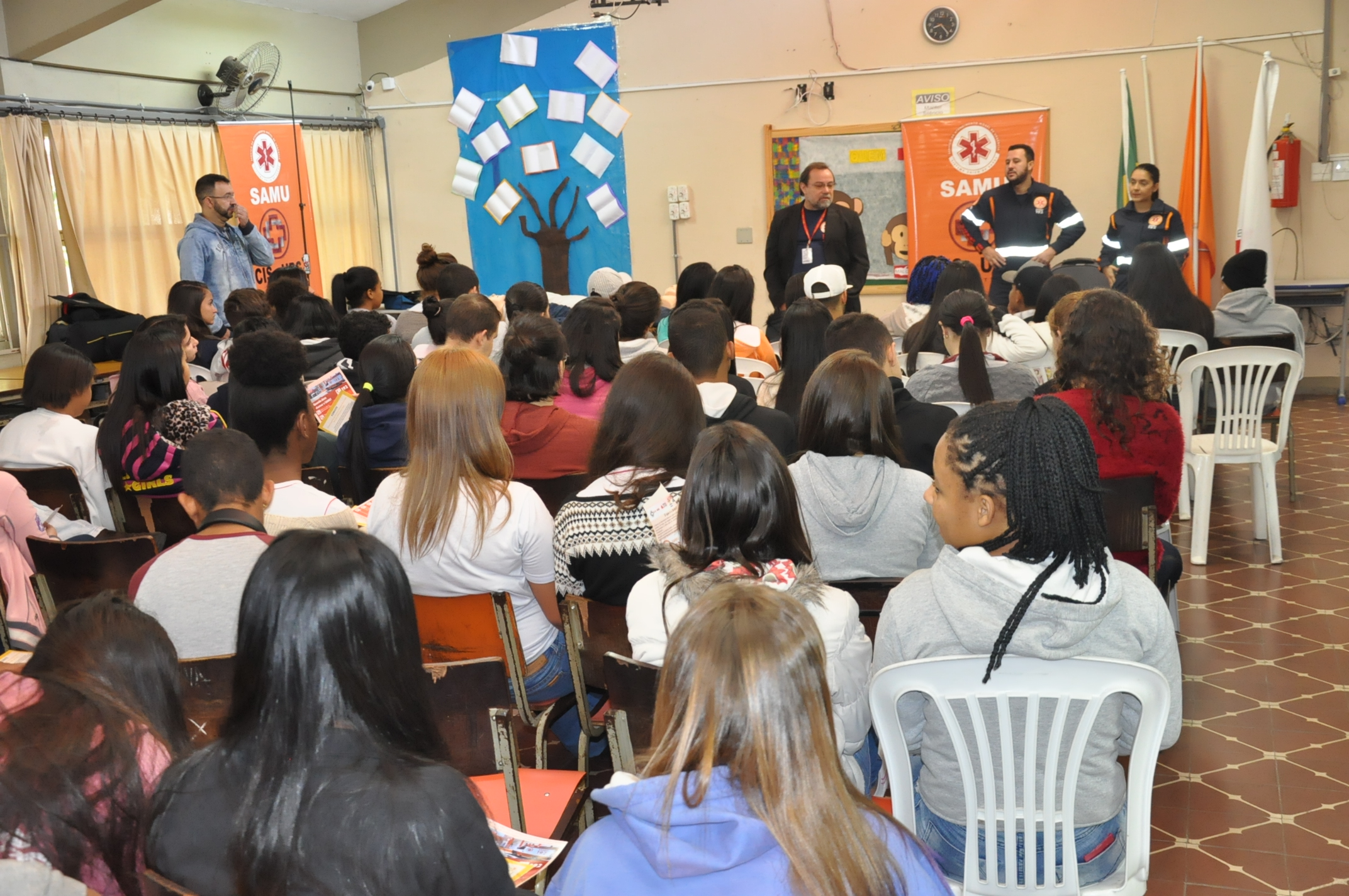 Atividade com a ambulância do SAMU: Escola Estadual Martin Cipriyen 24/05/2018 