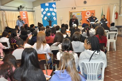 Atividade com a ambulância do SAMU: Escola Estadual Martin Cipriyen 24/05/2018 