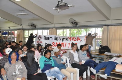 Atividade com a ambulância do SAMU: Escola Estadual Martin Cipriyen 24/05/2018 