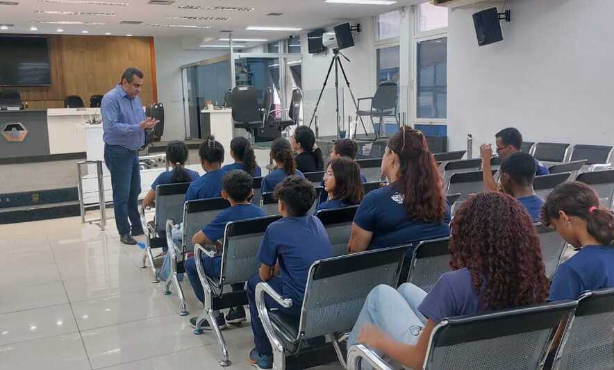Experiência Cidadã: Crianças do Centro Estevão Bechelane visitam à Câmara