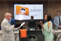 Câmara empossa primeira prefeita de Divinópolis 