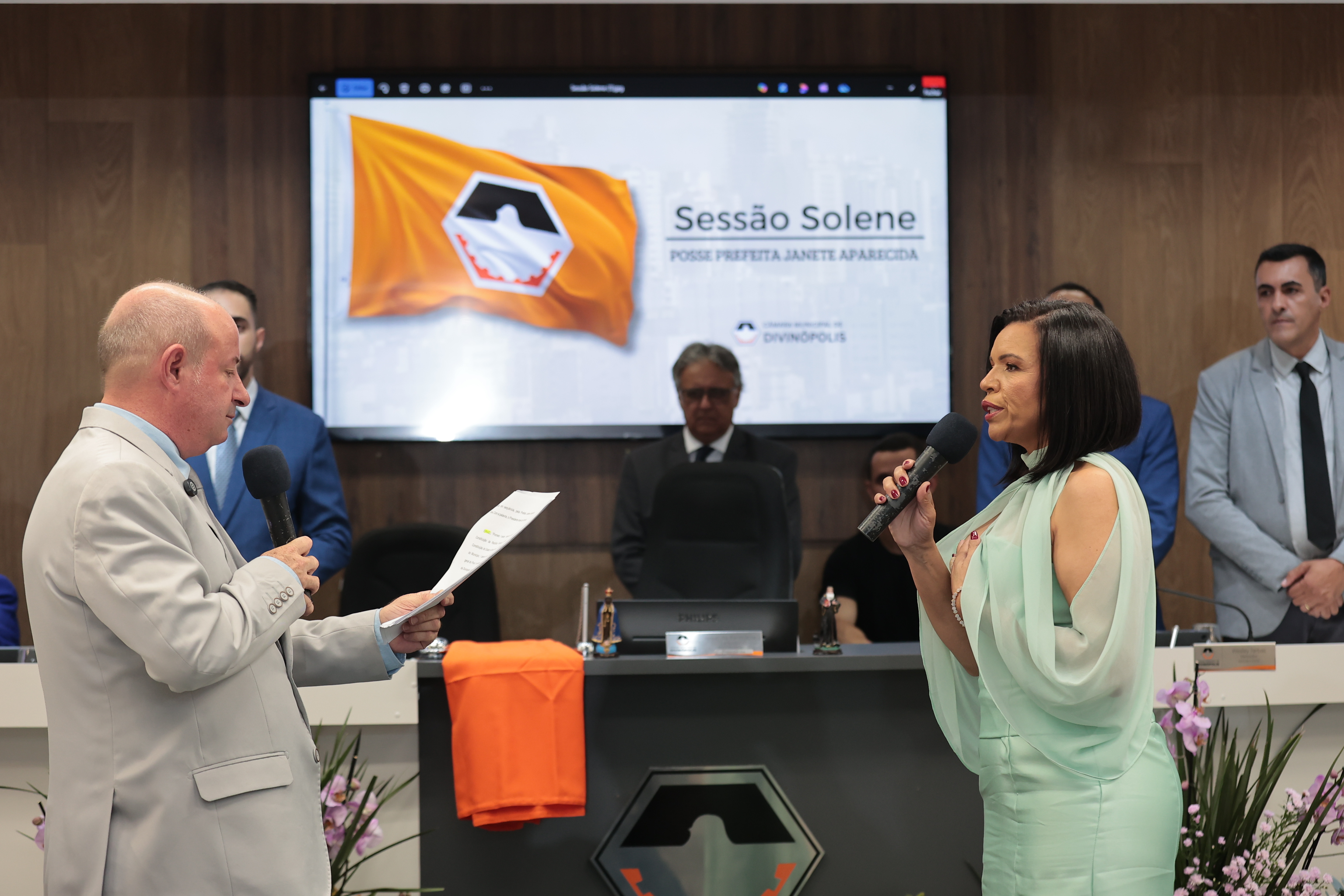 Câmara empossa primeira prefeita de Divinópolis 