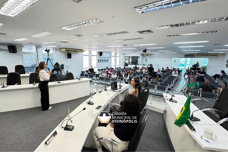 Câmara de Divinópolis promove palestra sobre o SUS para vereadores, assessores e população