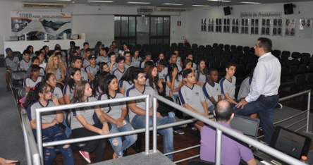 Estudantes do Parlamento Jovem participam de duas oficinas