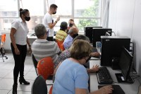 Idosos participam de 'Curso de Internet' 