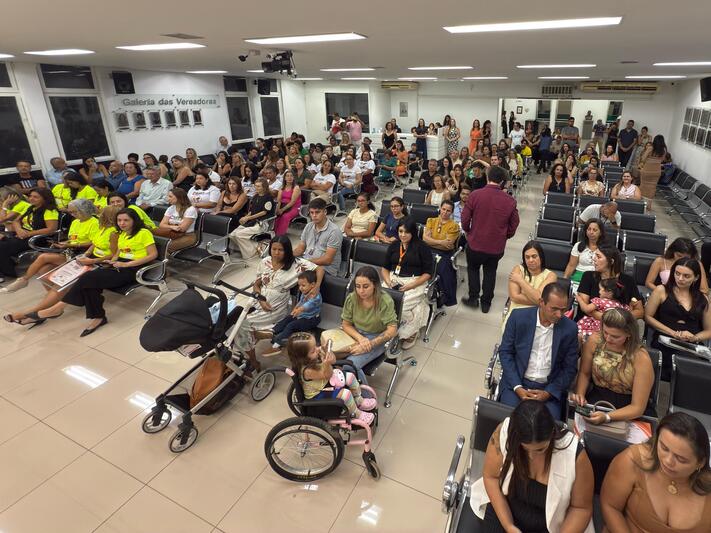 Instituições de ensino receberam homenagem da Câmara