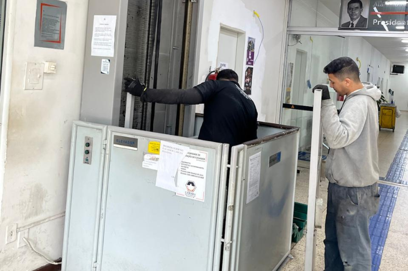 Câmara troca elevador de acessibilidade