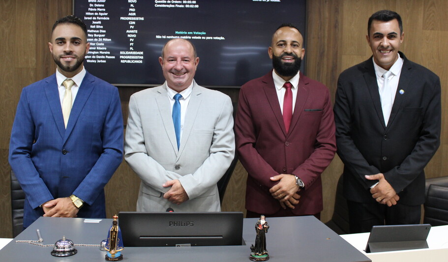 Posse dos 17 Vereadores, Prefeito e Vice é movida por emoção