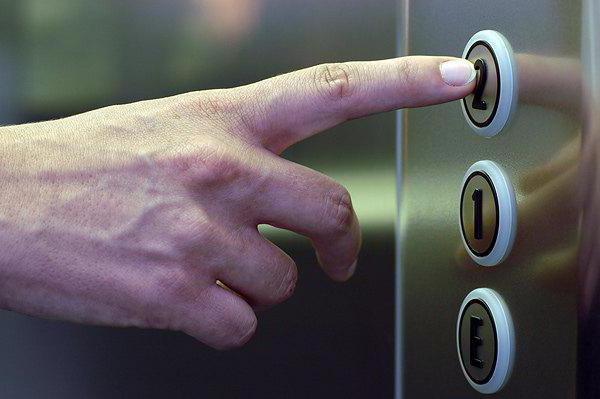  Prioridade em elevadores para idosos, gestantes, crianças e deficientes
