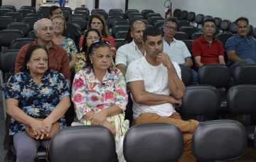 Taxistas que foram além da profissão são homenageados na Câmara