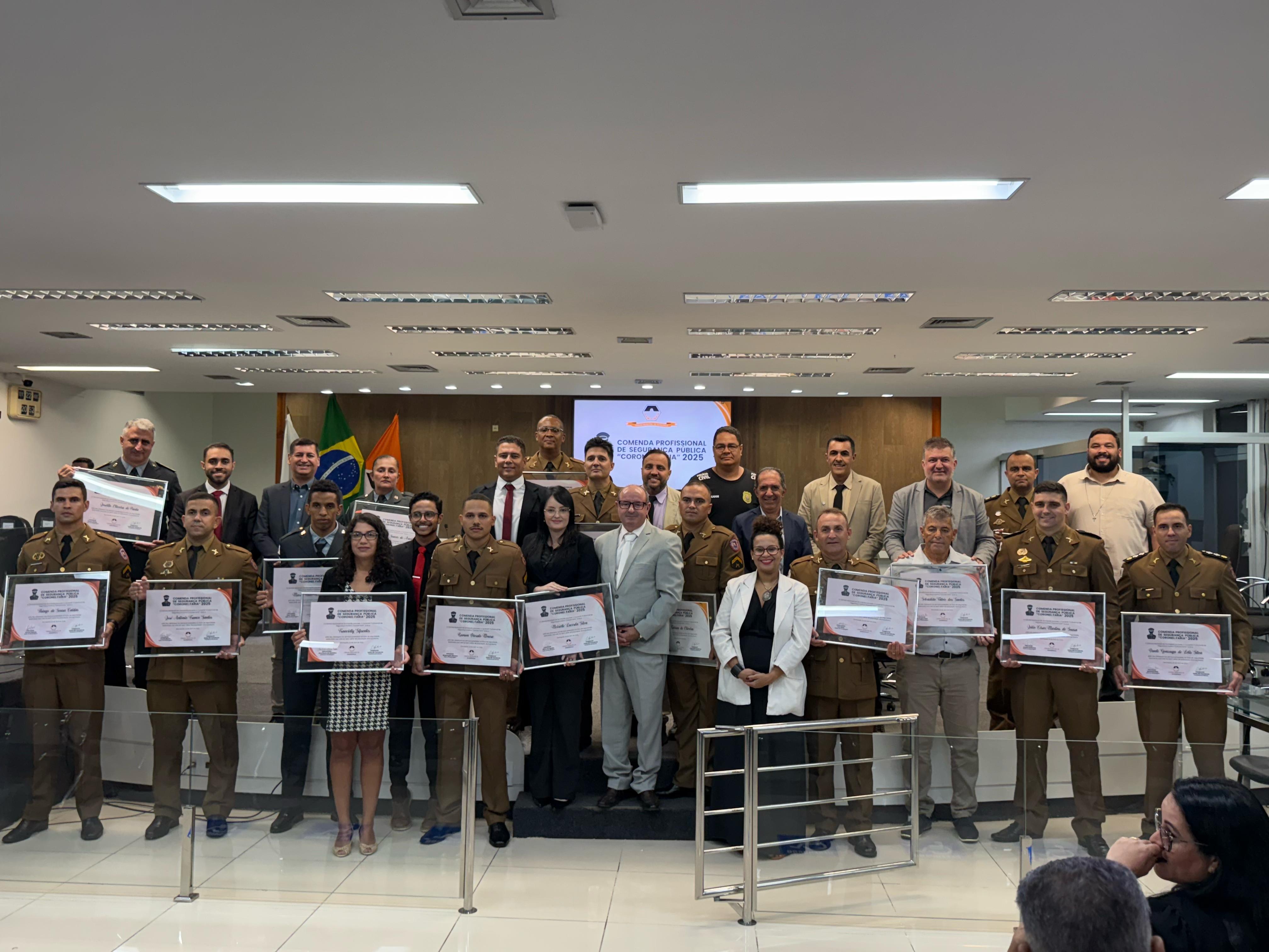 Vereadores homenageiam  17 profissionais da área de Segurança Pública
