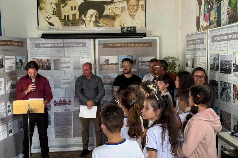 Vereadores prestigiam exposição "Divinópolis tem história, Uai"
